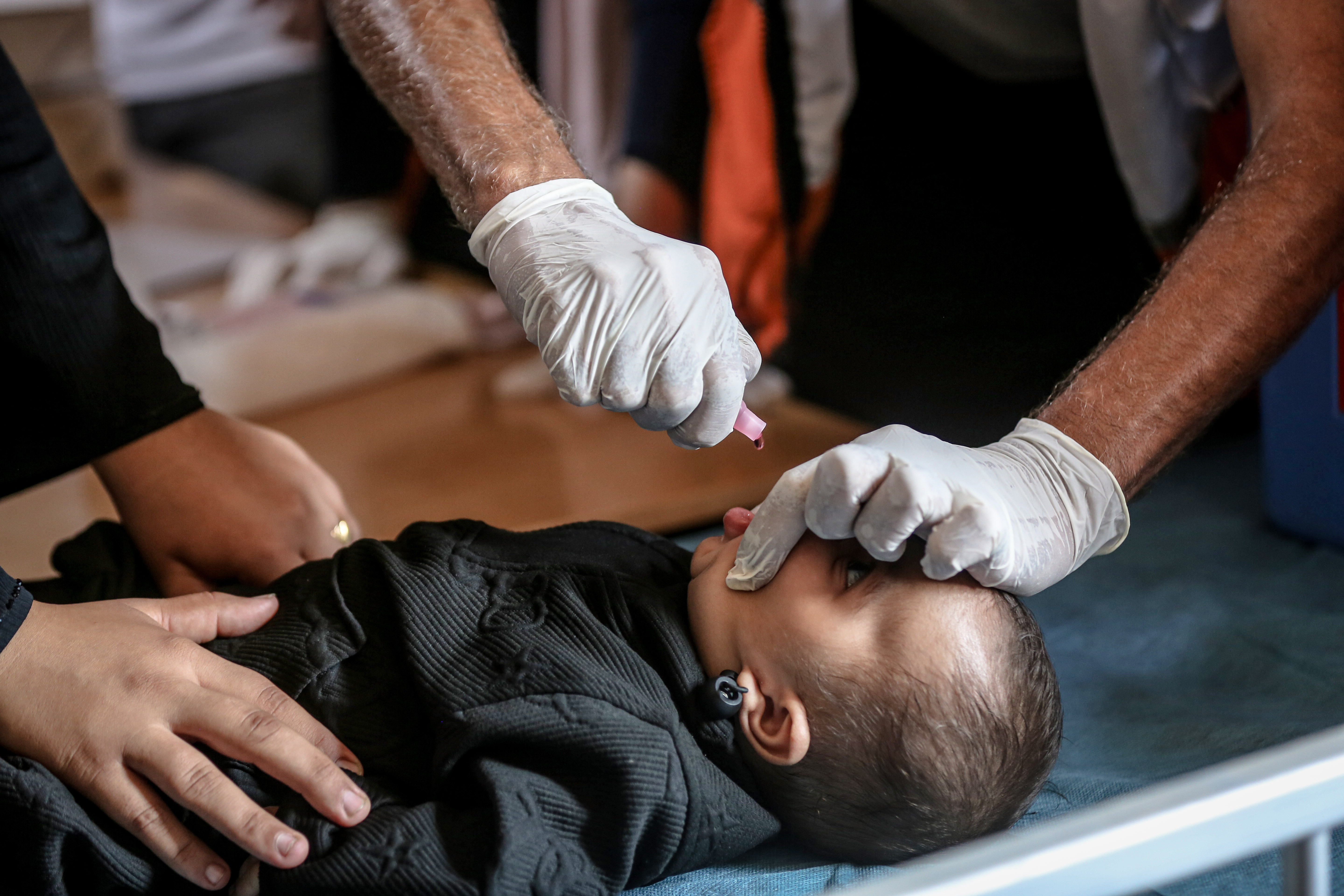 UNICEF Gazze'de bebekleri aşılamaya başladı