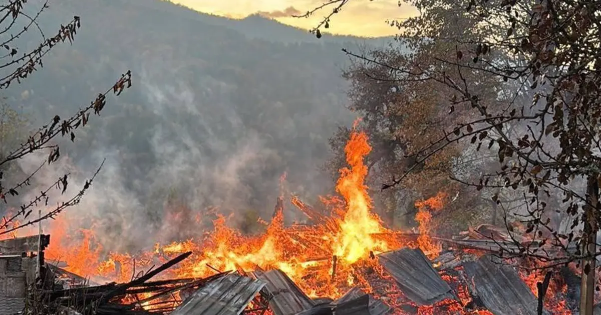 Ahşap ev alevlere teslim oldu: Beş kişi hastaneye kaldırıldı