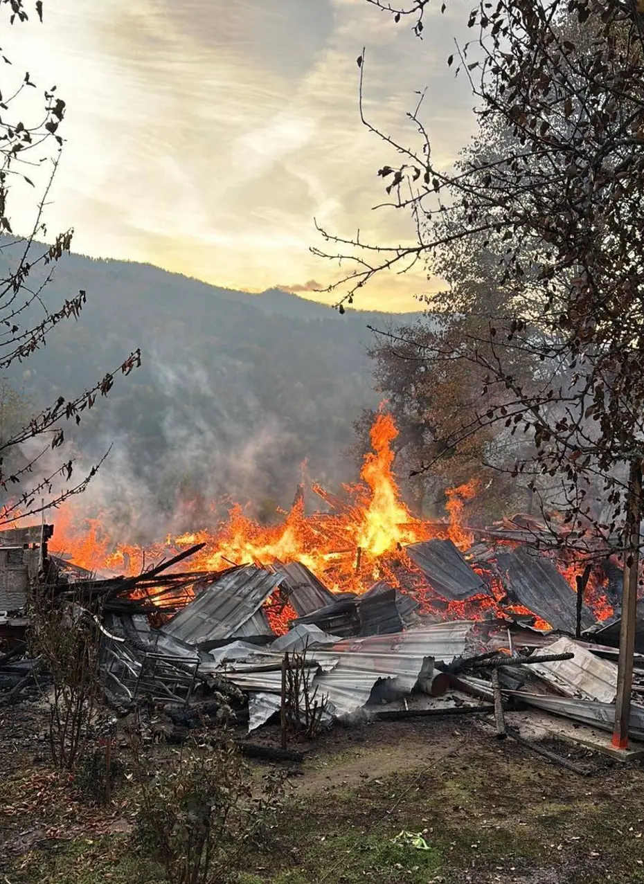 Ahşap ev alevlere teslim oldu: Beş kişi hastaneye kaldırıldı