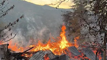 Ahşap ev alevlere teslim oldu: Beş kişi hastaneye kaldırıldı