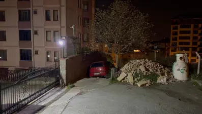 Çıkmaz sokakta merdivenlere takılıp kaldı