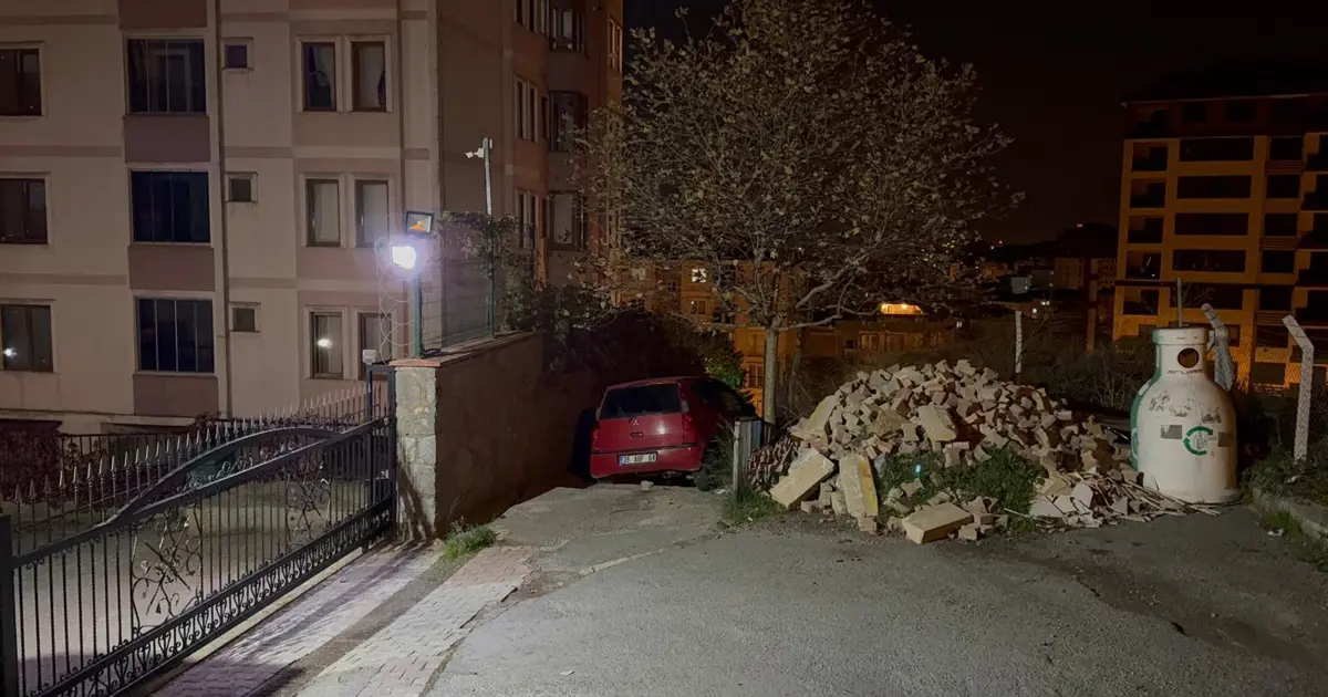 Çıkmaz sokakta merdivenlere takılıp kaldı