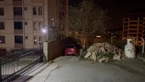 Çıkmaz sokakta merdivenlere takılıp kaldı