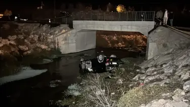 Dereye devrilen otomobilde 1 ölü, 1 yaralı