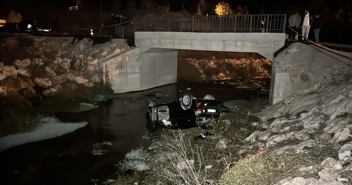 Dereye devrilen otomobilde 1 ölü, 1 yaralı