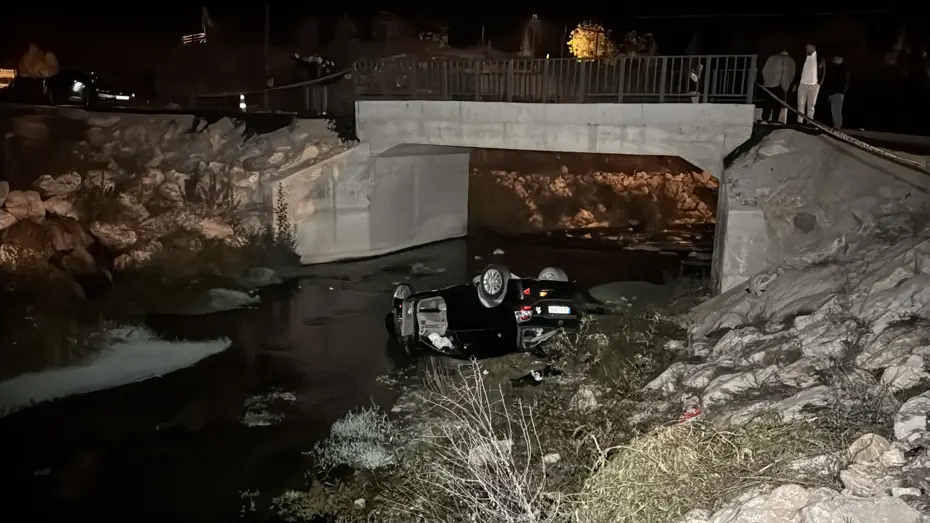 Dereye devrilen otomobilde 1 ölü, 1 yaralı