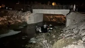 Dereye devrilen otomobilde 1 ölü, 1 yaralı