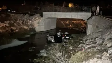 Dereye devrilen otomobilde 1 ölü, 1 yaralı