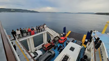 Çanakkale Boğazı'nda Atatürk'e saygı duruşu