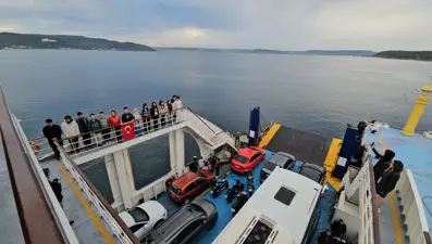 Çanakkale Boğazı'nda Atatürk'e saygı duruşu