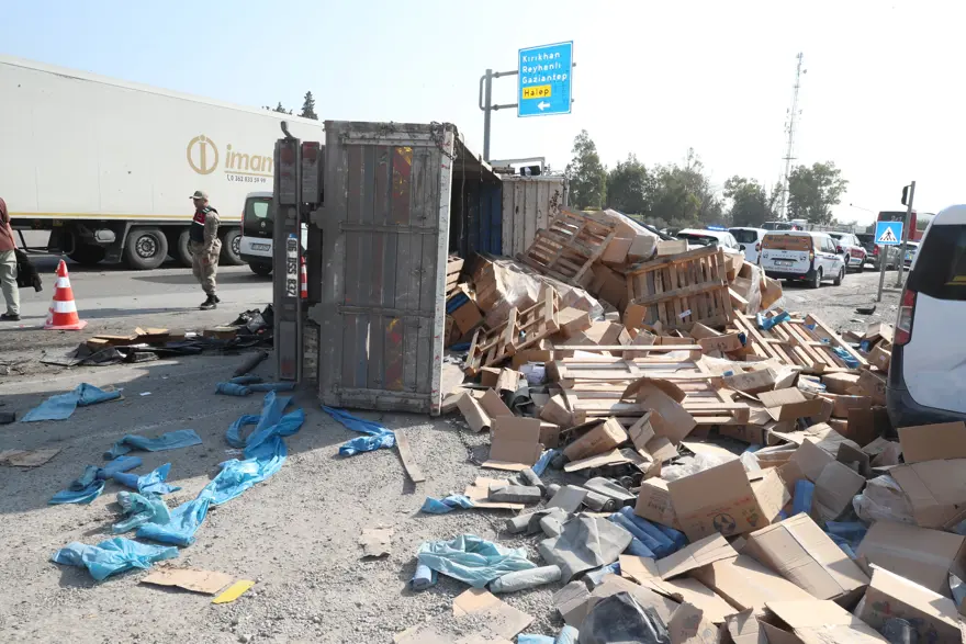 Kırmızı ışıkta feci kaza: Kamyon altı araca çarptı 