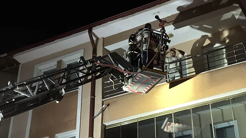 Kütahya'da apartmanda yangın: Mahsur kalan 5 kişiyi itfaiye kurtardı