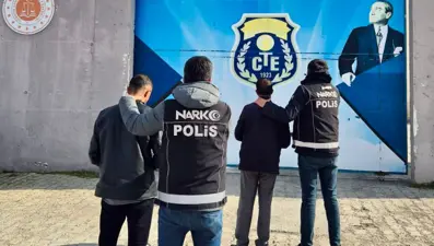 Uyuşturucu ticaretinden hapis cezası bulunan 2 hükümlü yakalandı