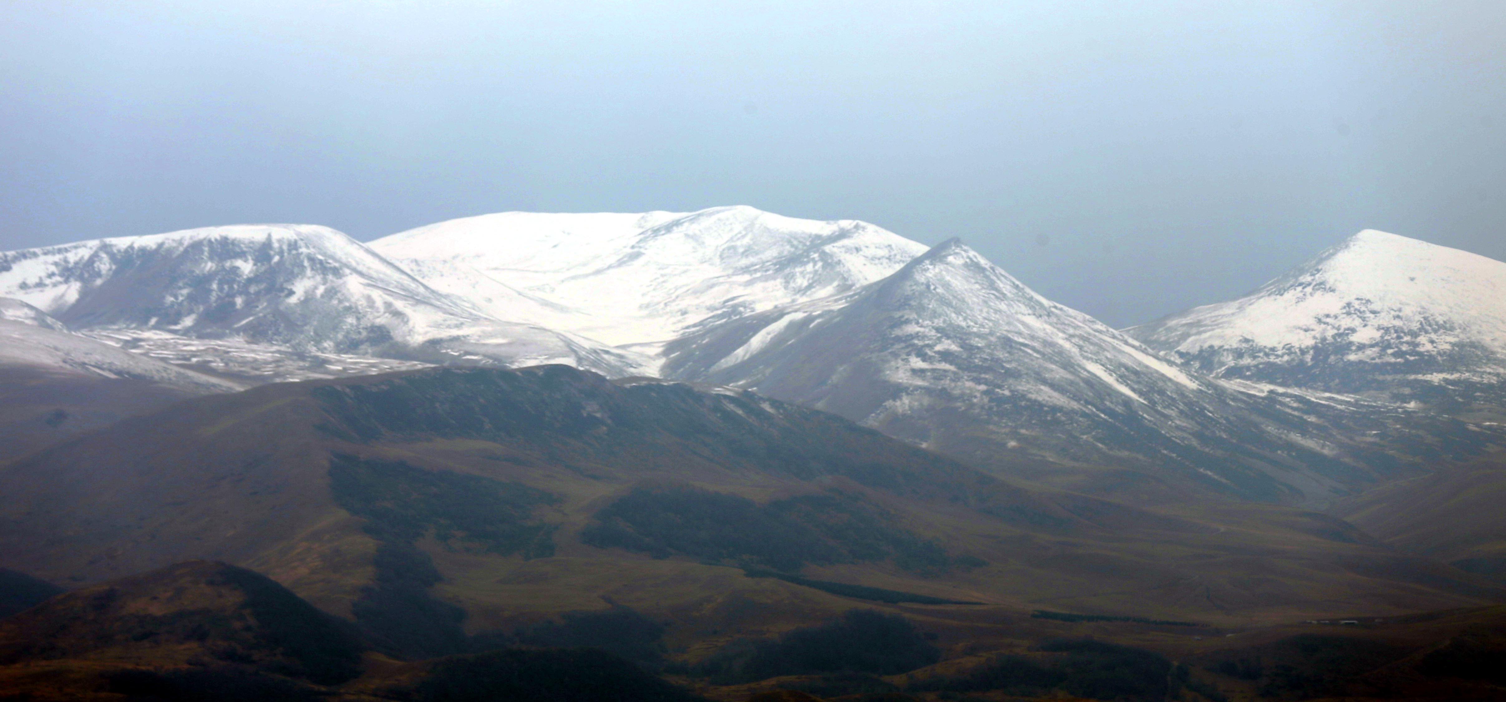 Ardahan'da yüksek kesimlere kar yağdı

