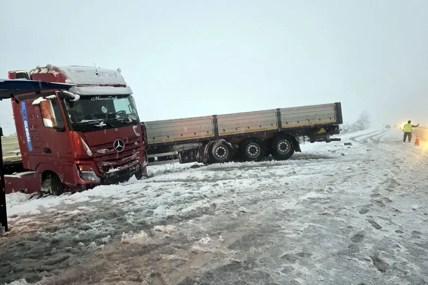 Yoğun kar yolları kesti 5 Yoğun kar yolları kesti 5