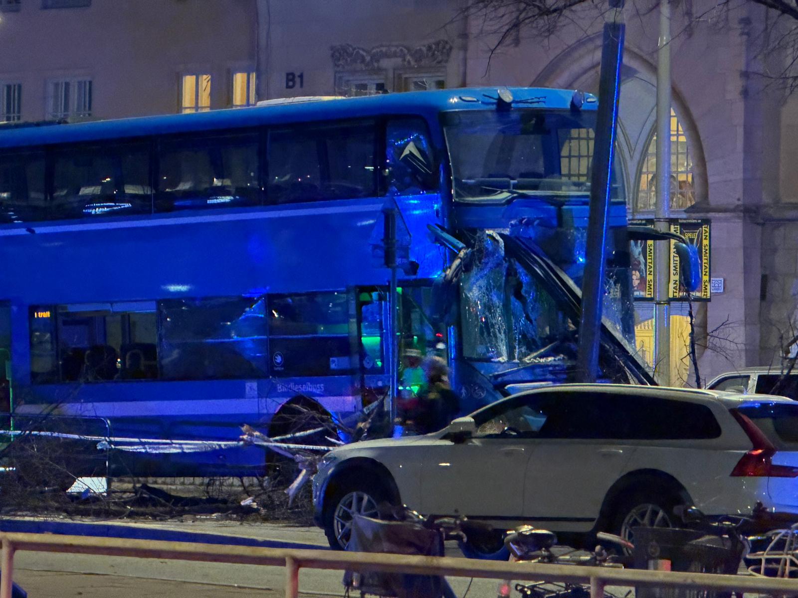 İsveç'te otobüs durağa girdi: 3 ölü
