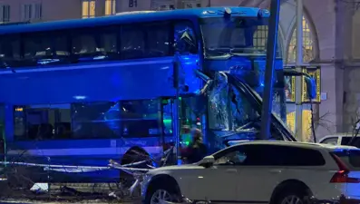 İsveç&#x27;te otobüs durağa girdi: 3 ölü