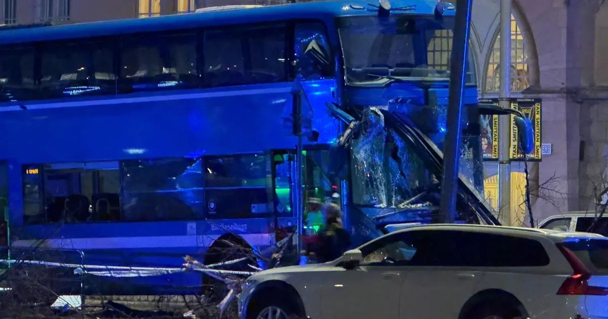 İsveç'te otobüs durağa girdi: 3 ölü