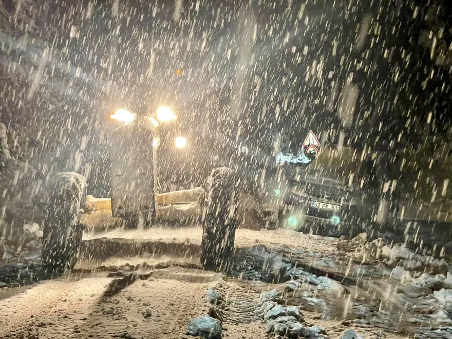Yoğun kar yolları kesti 