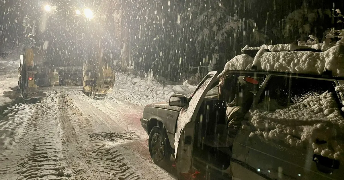 Yoğun kar yolları kesti