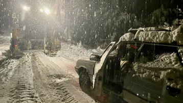 Yoğun kar yolları kesti