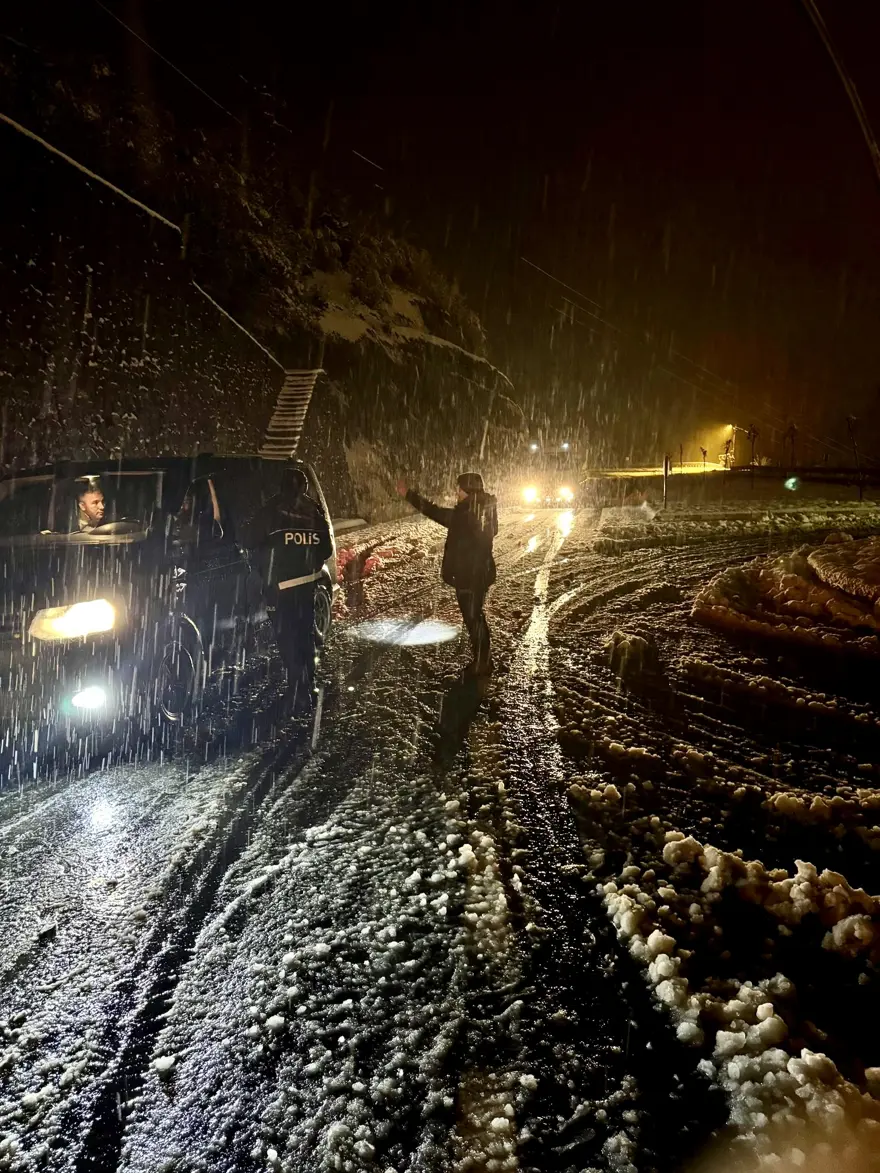 Yoğun kar yolları kesti 1 Yoğun kar yolları kesti 1