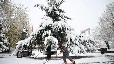 Sıcaklık hızla düştü, kar bastırdı: Şehir merkezi beyaza büründü