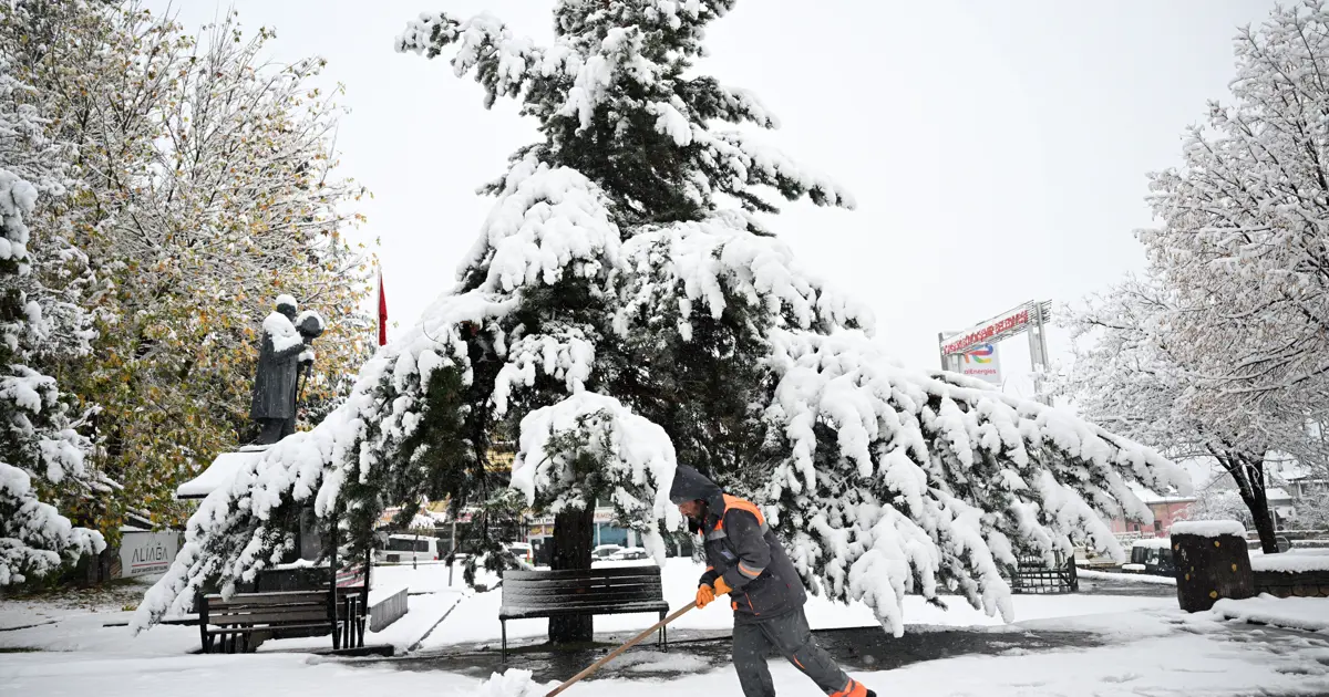 Sıcaklık hızla düştü, kar bastırdı: Şehir merkezi beyaza büründü