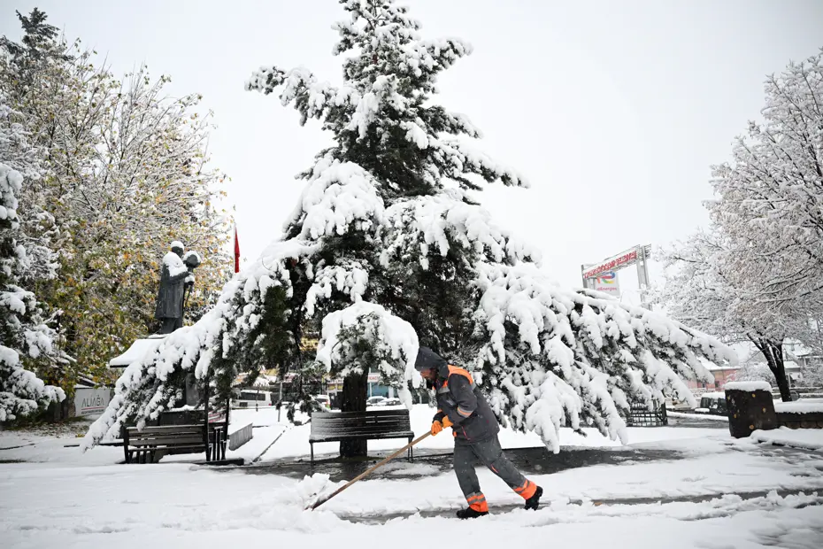 Sıcaklık hızla düştü, kar bastırdı: Şehir merkezi beyaza büründü