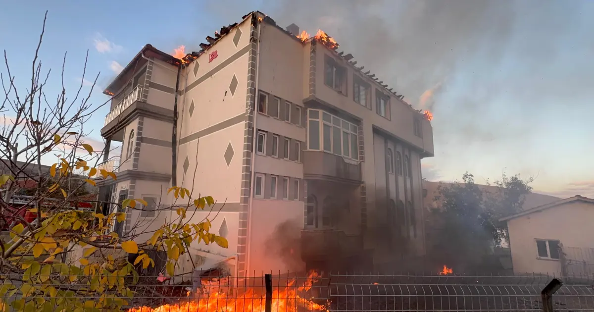 Konya'da üç katlı binada yangın