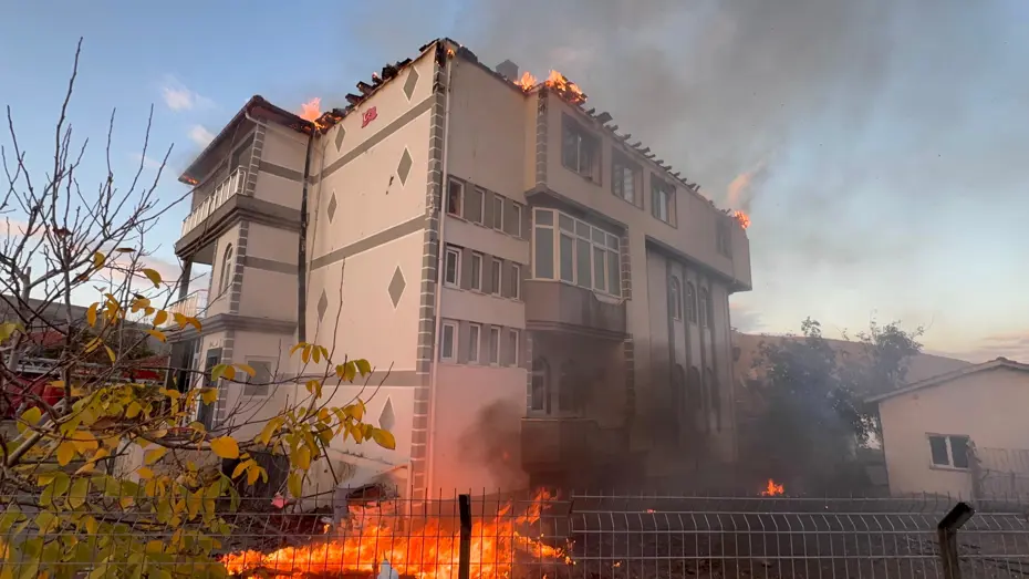 Konya'da üç katlı binada yangın