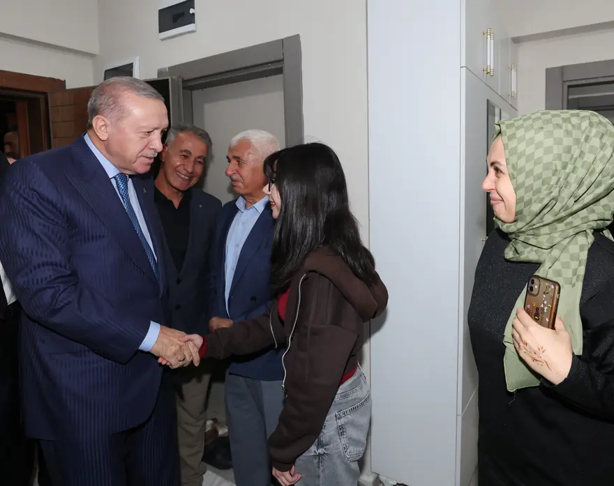 Cumhurbaşkanı Erdoğan Adıyaman'da depremzede ailenin evini ziyaret etti 3 Cumhurbaşkanı Erdoğan Adıyaman'da depremzede ailenin evini ziyaret etti 3