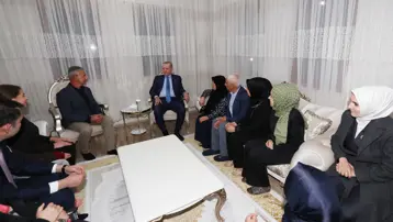 Cumhurbaşkanı Erdoğan Adıyaman'da depremzede ailenin evini ziyaret etti