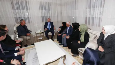 Cumhurbaşkanı Erdoğan Adıyaman'da depremzede ailenin evini ziyaret etti