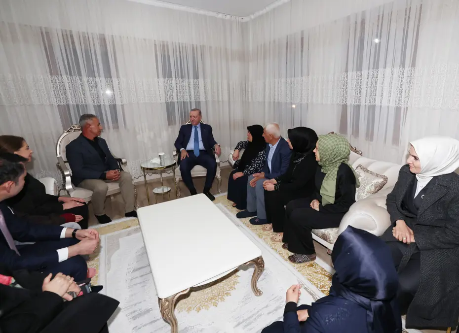 Cumhurbaşkanı Erdoğan Adıyaman'da depremzede ailenin evini ziyaret etti