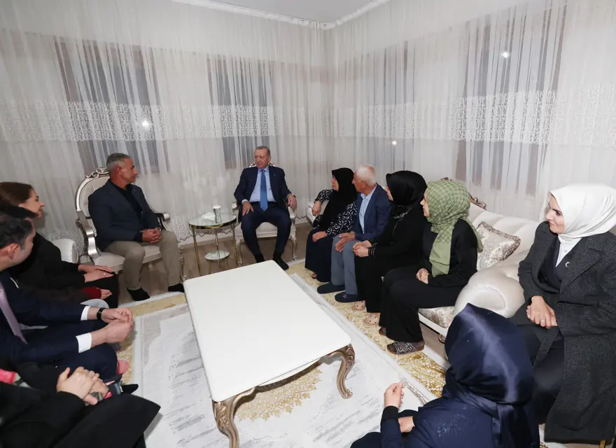 Cumhurbaşkanı Erdoğan Adıyaman'da depremzede ailenin evini ziyaret etti Cumhurbaşkanı Erdoğan Adıyaman'da depremzede ailenin evini ziyaret etti