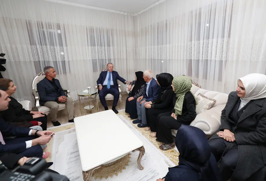 Cumhurbaşkanı Erdoğan Adıyaman'da depremzede ailenin evini ziyaret etti 1 Cumhurbaşkanı Erdoğan Adıyaman'da depremzede ailenin evini ziyaret etti 1