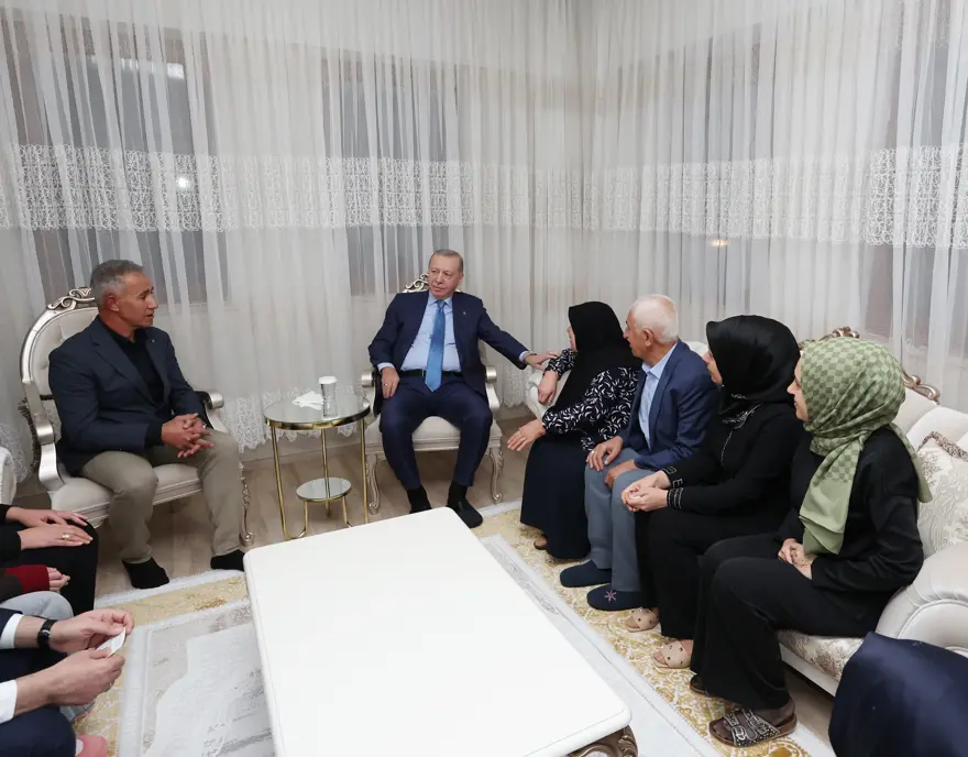 Cumhurbaşkanı Erdoğan Adıyaman'da depremzede ailenin evini ziyaret etti 2