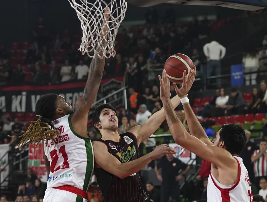 Manisa Basket, deplasmanda Karşıyaka'yı devirdi