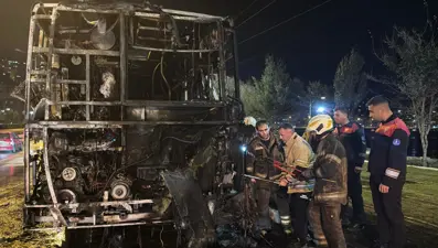 İzmir'de belediye otobüsü seyir halindeyken yandı