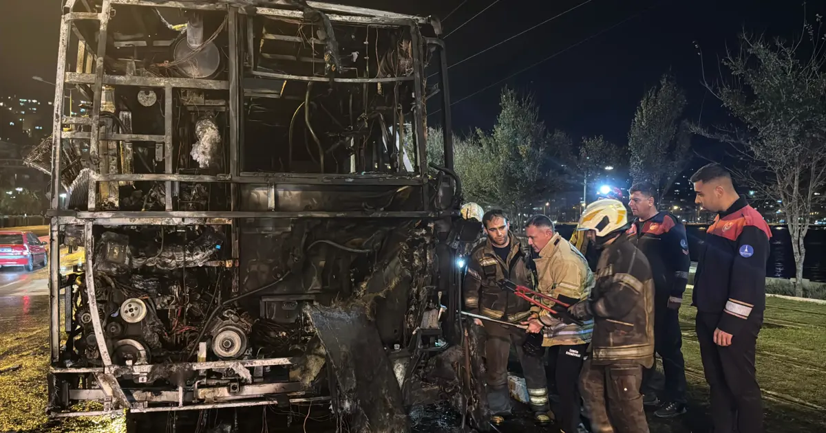 İzmir'de belediye otobüsü seyir halindeyken yandı