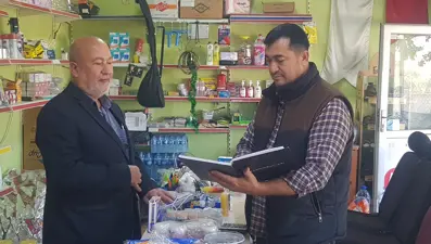 Depremzedelerin veresiye defterini 100 bin liraya satın aldı