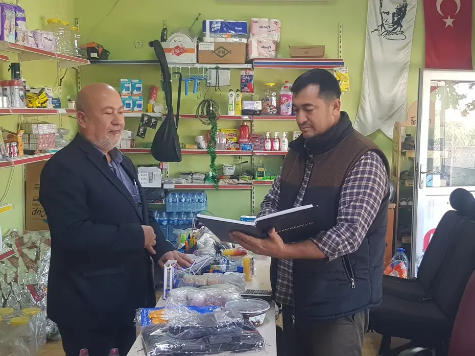 Depremzedelerin veresiye defterini 100 bin liraya satın aldı