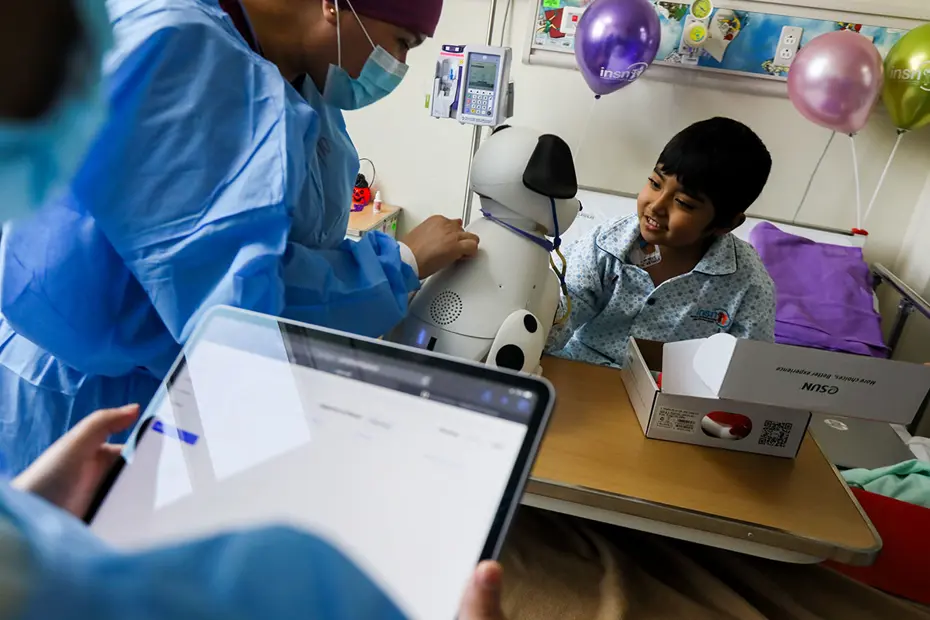 Hasta çocukların tedavi arkadaşı robot köpek Tommy