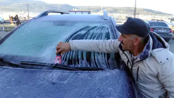 Dondurucu soğuklar başladı, arabaların camları buzla kaplandı