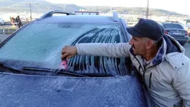 Dondurucu soğuklar başladı, arabaların camları buzla kaplandı