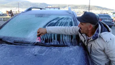 Dondurucu soğuklar başladı, arabaların camları buzla kaplandı