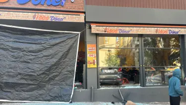 Kontrolden çıkan araba dönerciye daldı