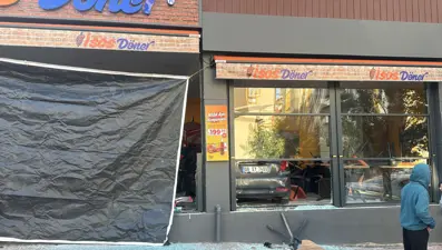 Kontrolden çıkan araba dönerciye daldı