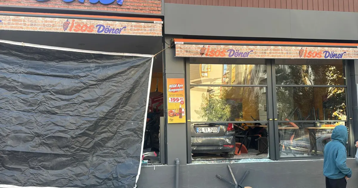 Kontrolden çıkan araba dönerciye daldı